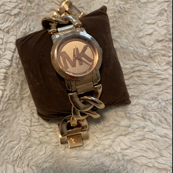 Michael Kors Twist Rose Gold watch/bracelet set. - Picture 2 of 5